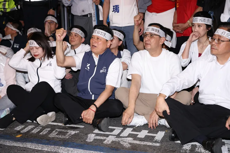 國民黨主席朱立倫帶領黨公職在北檢外抗議。彭欣偉攝