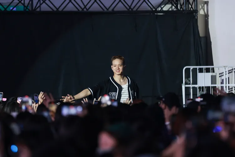 PENIEL不小心把簽名球拍到後台。SHOW Office提供