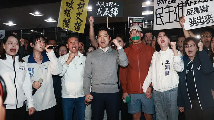 蔣萬安17日於北檢前主張，與其讓民進黨毀壞台灣，立法院應推動倒閣。彭欣偉攝