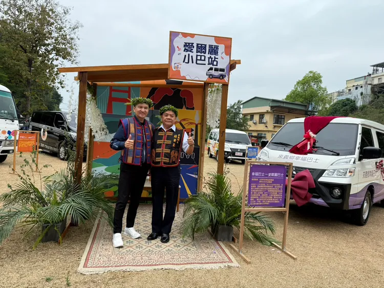 常董(左)與來義鄉鄉長(右)在愛爾麗小巴站合影。蘋果妹拍攝