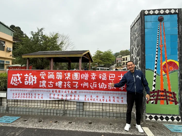 常董穿上排灣族背心獻唱周華健的《雨人》同歡。蘋果妹拍攝