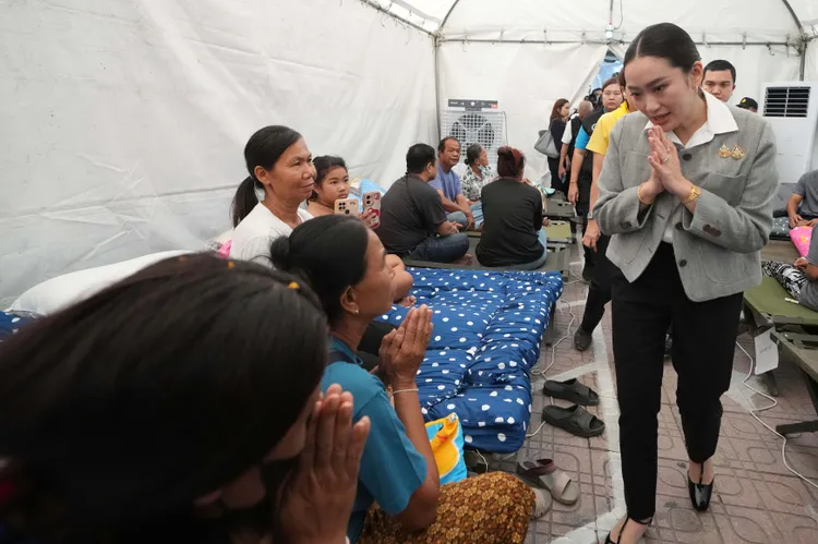 泰國總理貝通塔慰問因大樓倒塌罹難工人的家屬。美聯社