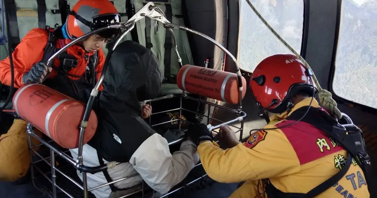 空勤直升機以吊掛方式救出疑似中風的登山客。空勤總隊提供