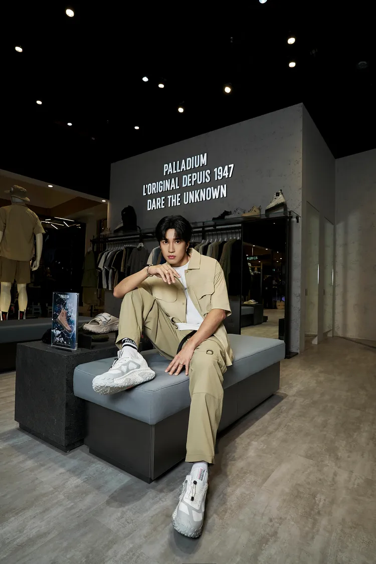 婁峻碩想把腳上的OFF/BOUND WP+快速綁帶波浪鞋分享給愛妻焦凡凡。品牌提供