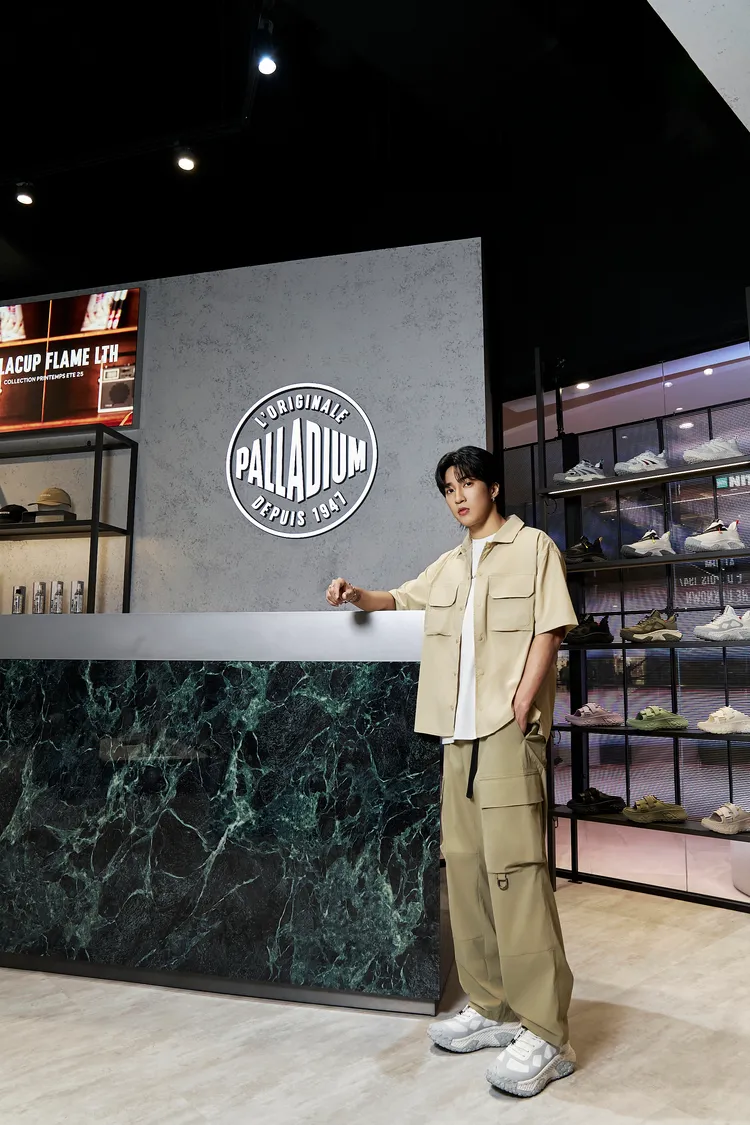 婁峻碩穿著春夏系列的卡其色防潑水工裝襯衫、口袋短褲，搭配OFF/BOUND WP+快速綁帶波浪鞋。品牌提供