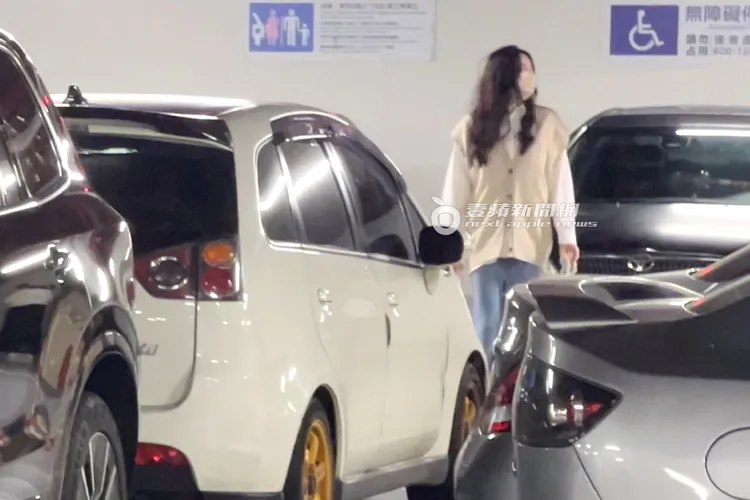 郭雪芙將波浪長捲髮放下，到漢來大飯店地下停車場準備上車。特勤中心攝