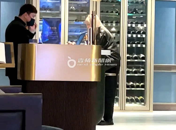 2個多小時後，郭雪芙金髮女助理在東方樓櫃檯幫忙結帳。特勤中心攝