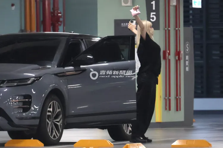 金髮女助理開車載郭雪芙來到台北漢來大飯店，將車停在空曠處下車伸懶腰。特勤中心攝