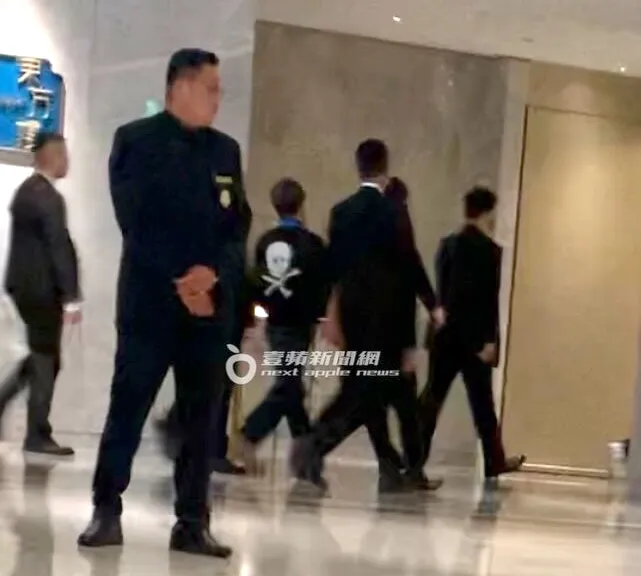 2日晚間7點，木村拓哉（中）換上MMJ日本精品潮牌下樓，到漢來大飯店3樓「東方樓」大啖頂級粵菜料理美食。特勤中心攝