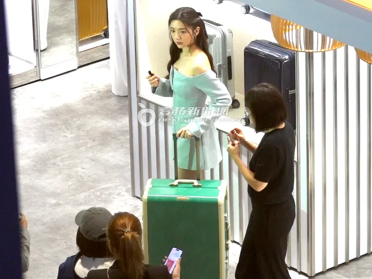 郭雪芙推著代言的行李箱，專業介紹品牌功能性。特勤中心攝