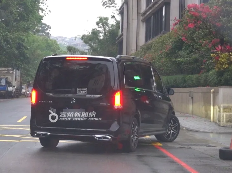 郭雪芙搭乘賓士保母車返回新店山上的香閨。特勤中心攝