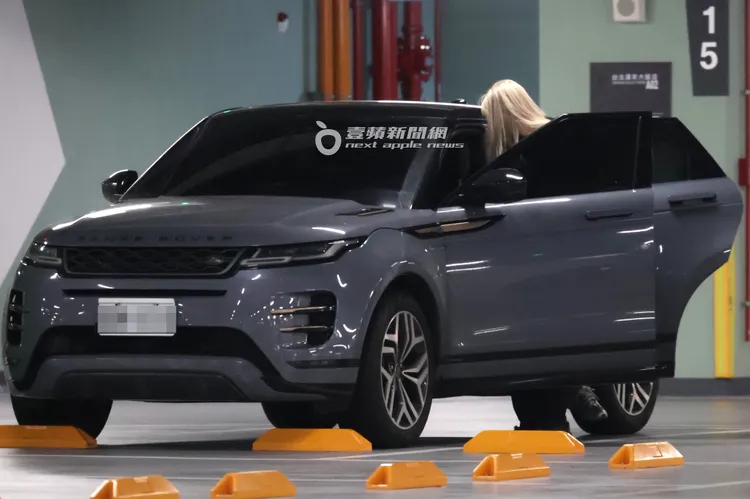 郭雪芙的金髮女助理停好車和在車上的她說話。特勤中心攝