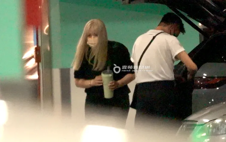 郭雪芙結束代言行李箱活動後到停車場上車，金髮女助理和男助理幫忙收拾行李。特勤中心攝