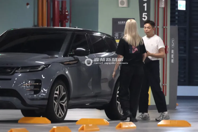 郭雪芙金髮女助理和男助理先下車，準備上3樓餐廳查看狀況。特勤中心攝