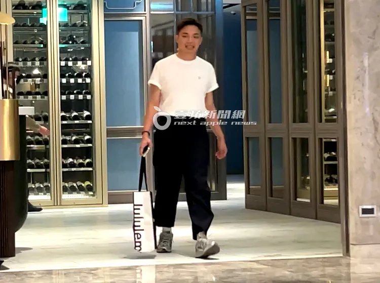 餐畢，郭雪芙男助理提著伴手禮步出東方樓頂級粵菜餐廳。特勤中心攝