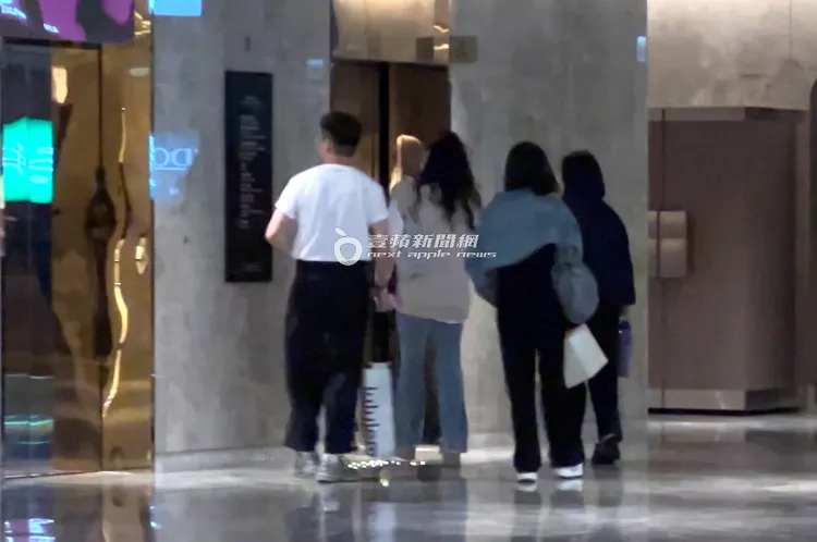 餐敘2小時多，郭雪芙（中）和親友團一同步出東方樓餐廳搭電梯下樓。特勤中心攝