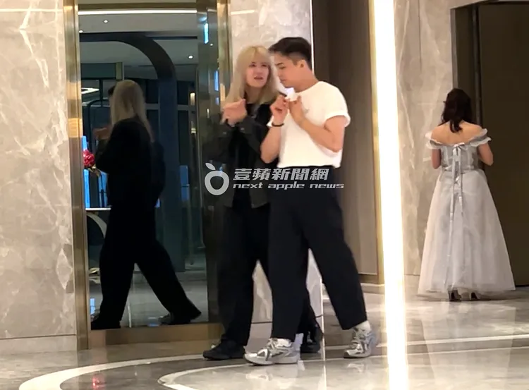 郭雪芙、金髮女助理和男助理一同上樓到台北漢來大飯店東方樓餐廳享用頂級粵菜料理。特勤中心攝