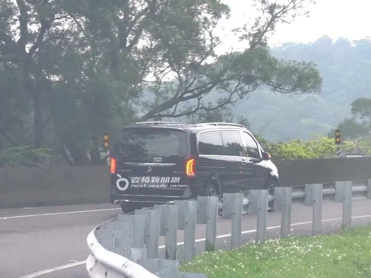 郭雪芙結束工作後搭賓士保母車返家。特勤中心攝