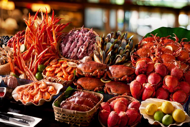 探索廚房推出4月雙重優惠，第一重為兩人同行於指定餐期用餐，將招待一位兒童用餐。第二重為午晚餐消費滿額贈藝術好禮。台北寒舍艾美酒店提供
