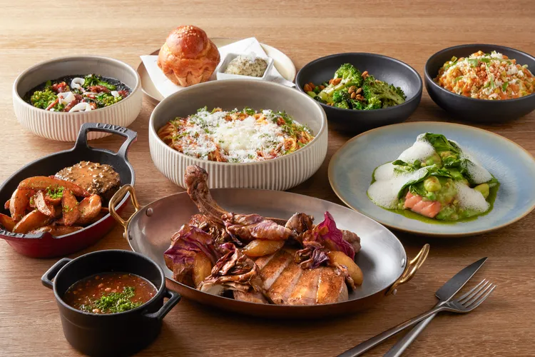 TIPSY Sparrow全新加開每週四、週五午間時段，精心設計午間套餐，自由搭配沙拉、主食與甜品，每套只要880元+10%起。台北寒舍艾美酒店提供