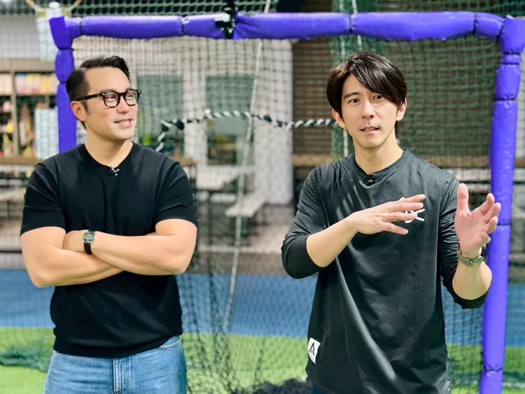 張孝全和修杰楷指導小朋友投球。《修TIME》提供