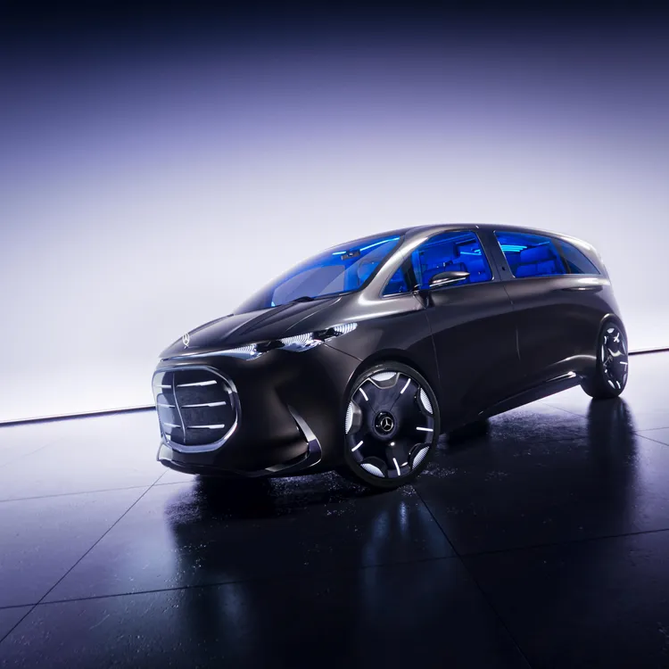 車頭以三道發光玻璃飾條結合三芒星頭燈與迎賓光影效果。原廠照片