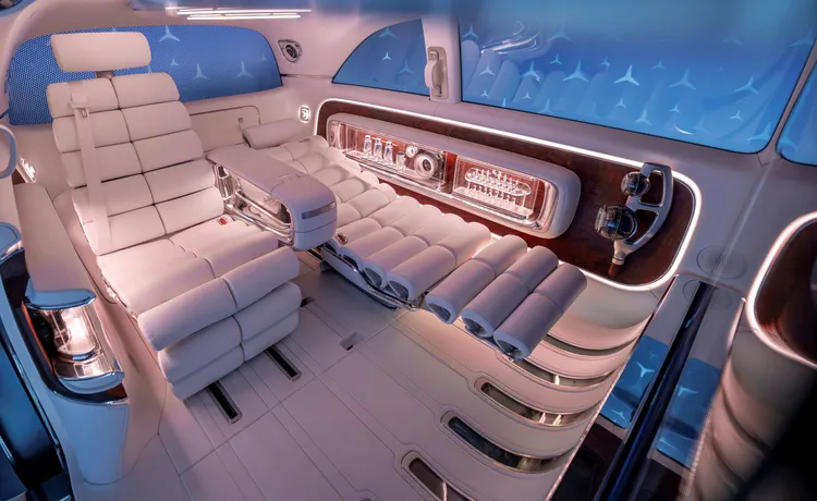 四張以高靈活性管狀墊層製成的電動可調座椅具有獨特未來感設計。原廠照片