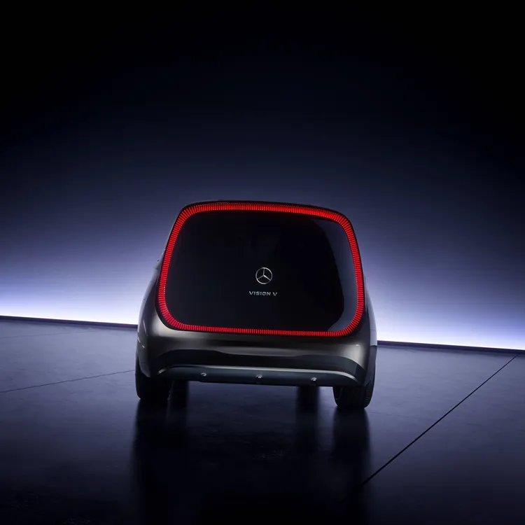 車尾則以超過 450 個立體光條打造科幻尾燈組，使光影流動間散發出豪華氛圍。原廠照片