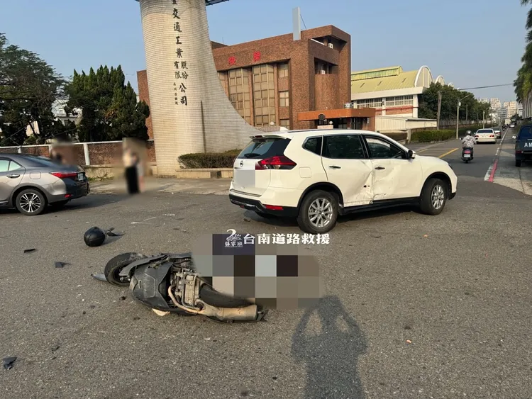 顏女駕駛休旅車要左轉進入興業路，與黃男的直行機車發生碰撞。取自臉書「張家班道路救援」