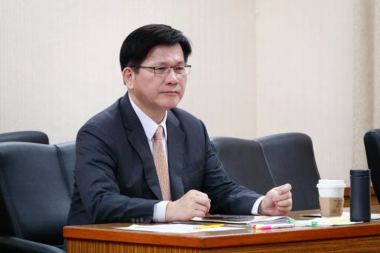 外交部長林佳龍指因被砍預算，造成護照印不出來。記者莊宗達攝