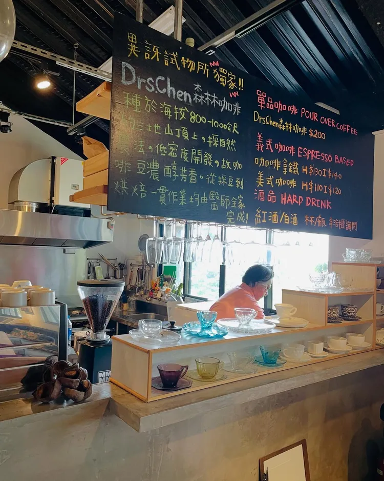 「異訝試物所」老闆曾旅居香港多年。翻攝葉蘊儀臉書