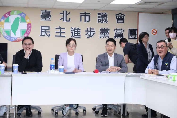 陳慈慧（中）批蔣萬安（右）赴北檢撇責是災難。彭欣偉攝