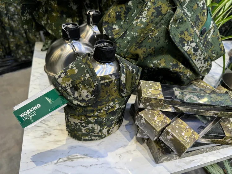 生活工場現經營空軍服裝供售站，可看到迷彩服、水壺等掛上品牌標籤。壹蘋新聞網攝