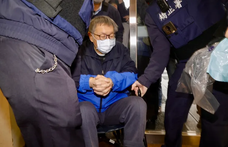 柯文哲一早戒護就醫前往部立台北醫院手術，坐在輪椅上的他氣色明顯不好。莊宗達攝