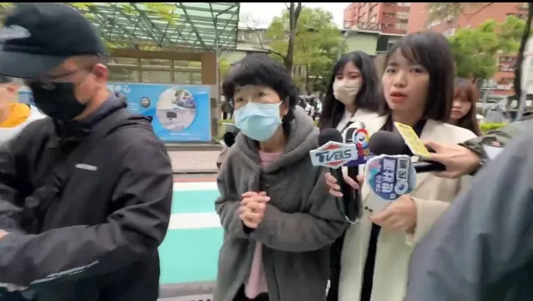 柯文哲妻子陳佩琪憂心丈夫手術情形，一早6時許即趕赴部立台北醫院守候。翻攝畫面