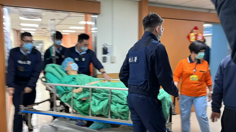 北所人員在柯文哲術後恢復推出手術室外，趕緊上前不讓他與其他人對話。莊宗達攝