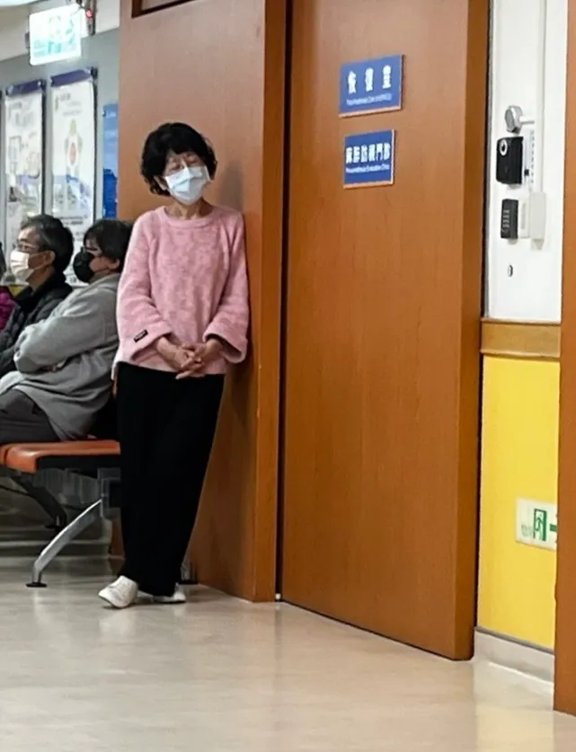 陳佩琪倚在手術室外等候開刀結果。莊宗達攝