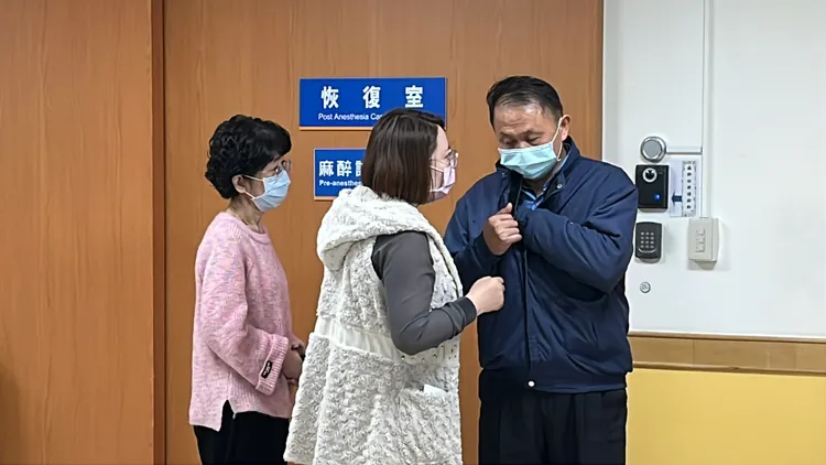 陳佩琪與疑似院方人員商討術後注意事宜。莊宗達攝