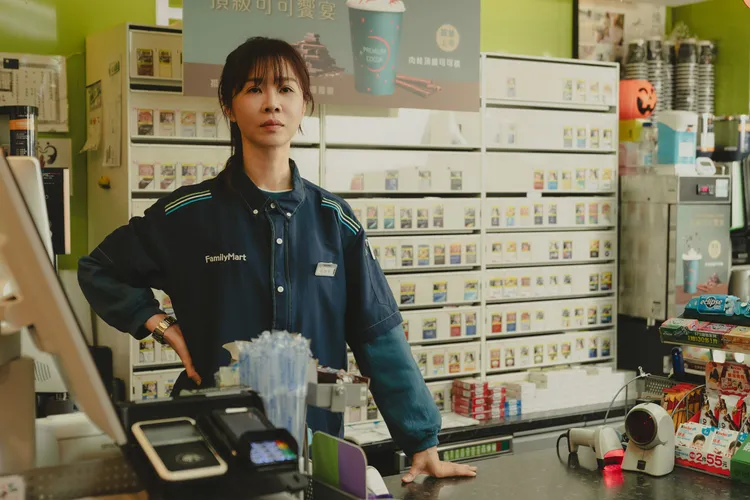 謝盈萱飾演身兼脫口秀演員與便利商店店員。Netflix提供
