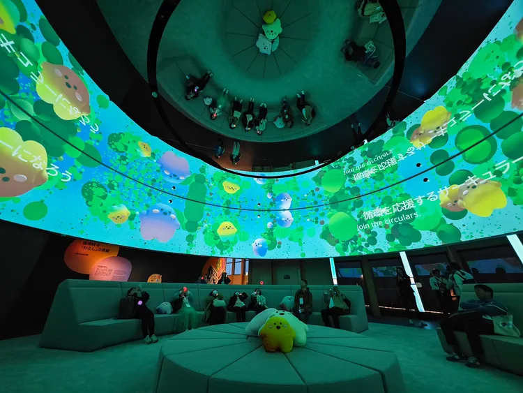 Circulars陪著遊客們欣賞環景劇場。田欣雲攝影