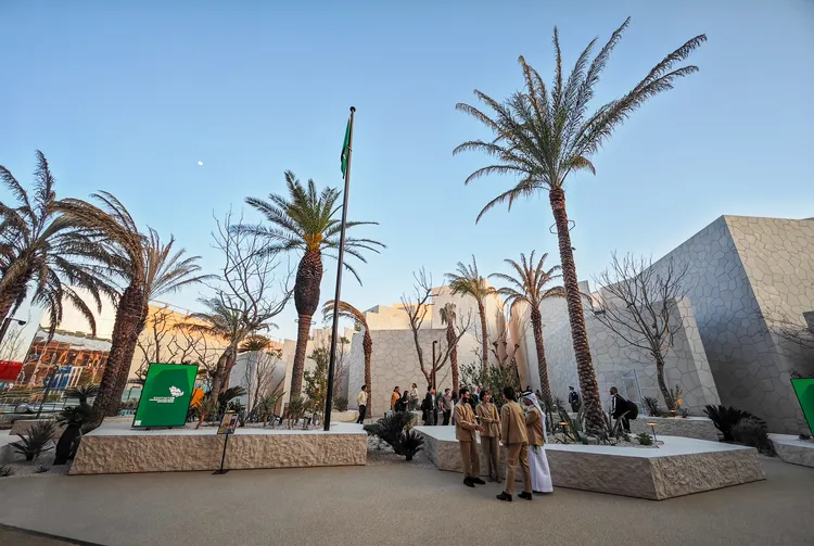 在庭院拿出手機掃描QR碼，可開啟AR體驗。田欣雲攝影