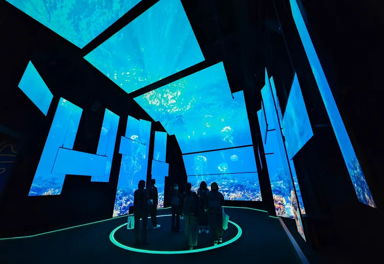 館內以多螢幕及音響創造感官體驗。田欣雲攝影