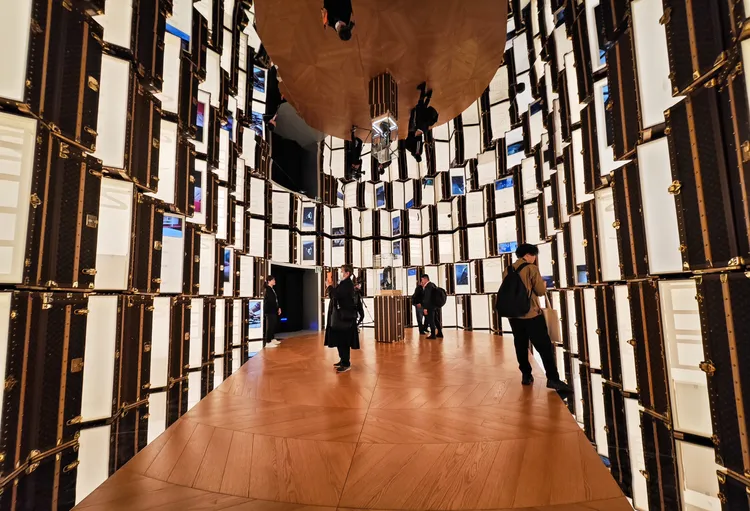 日本建築師重松象平與Louis Vuitton合作，在皮箱中嵌入螢幕，展示匠師工藝實況。田欣雲攝影