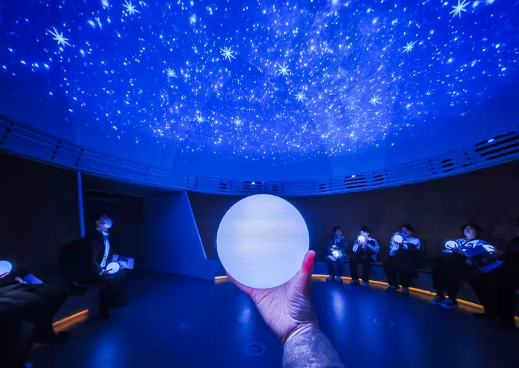 天頂投影訴說全球面臨的環境挑戰。田欣雲攝影