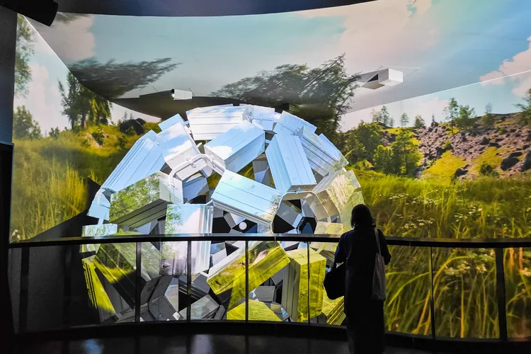 藝術家真鍋大度創作「硬箱之球Trunk Sphere」。田欣雲攝影