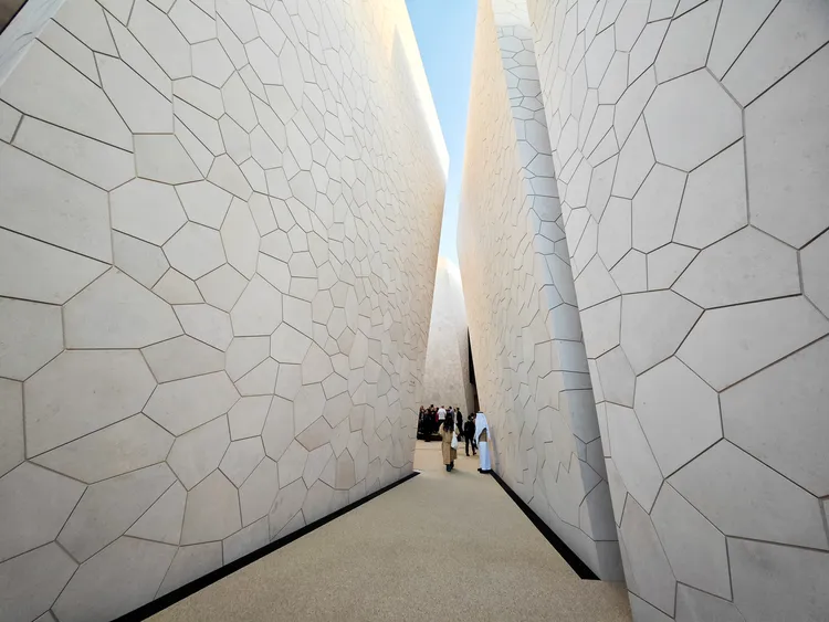 鑽進沙烏地阿拉伯館的巷弄間，像是來到了《一千零一夜》故事場景。田欣雲攝影