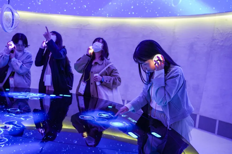 遊客聆聽Circulars的語音導覽訊息。田欣雲攝影