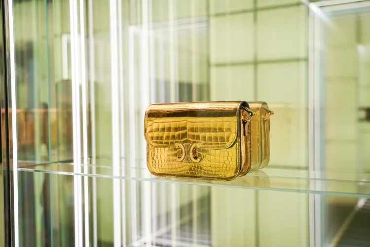 CELINE專為大阪世博開發黑、紅、金色經典Triomphe bag限定款。田欣雲攝影