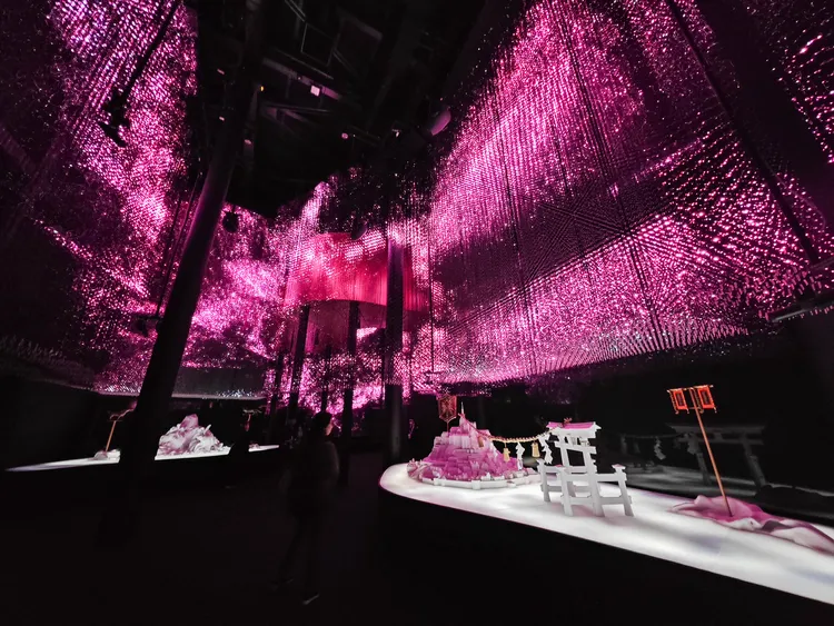 整面光條配合燈光音效，展廳現場宛如上演璀璨的煙火大會。田欣雲攝影