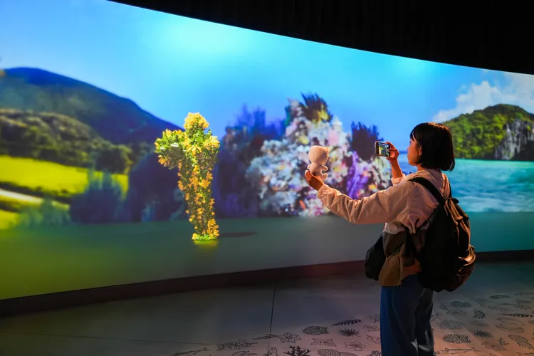 是館場後方設有互動式體驗，讓遊客秒變綠意盎然的樹人。田欣雲攝影